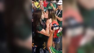 Beso lesbico en el mundial (Rusia VS Mexico) con cual vas?